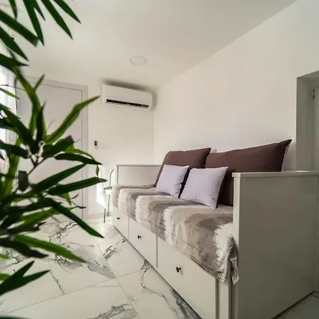 Enjoy The Silence In Old Private Penthouse Apartamento
