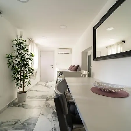 Enjoy The Silence In Old Private Penthouse Apartamento