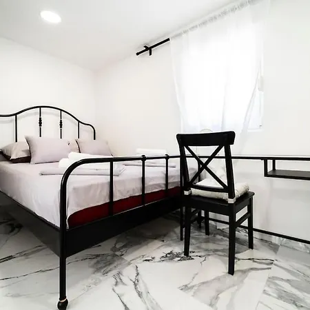 Enjoy The Silence In Old Private Penthouse Apartman