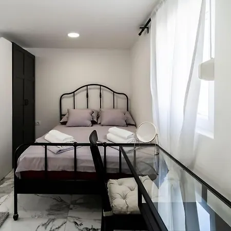Enjoy The Silence In Old Private Penthouse Apartman