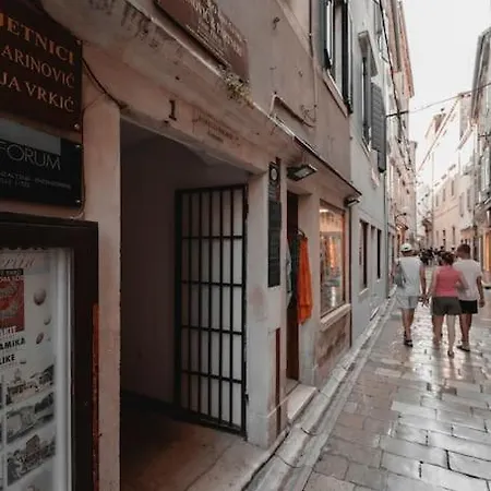 Enjoy The Silence In Old Private Penthouse Apartment *