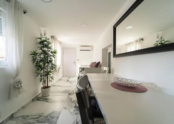 Enjoy The Silence In Old Private Penthouse 公寓